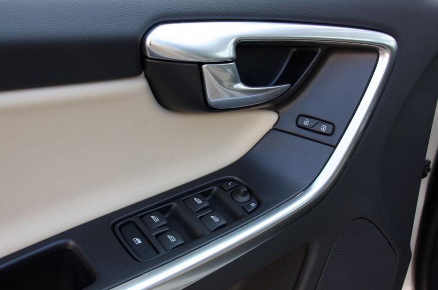  Volvo XC60 R-Design 2012 года  (фото 11 из 90)